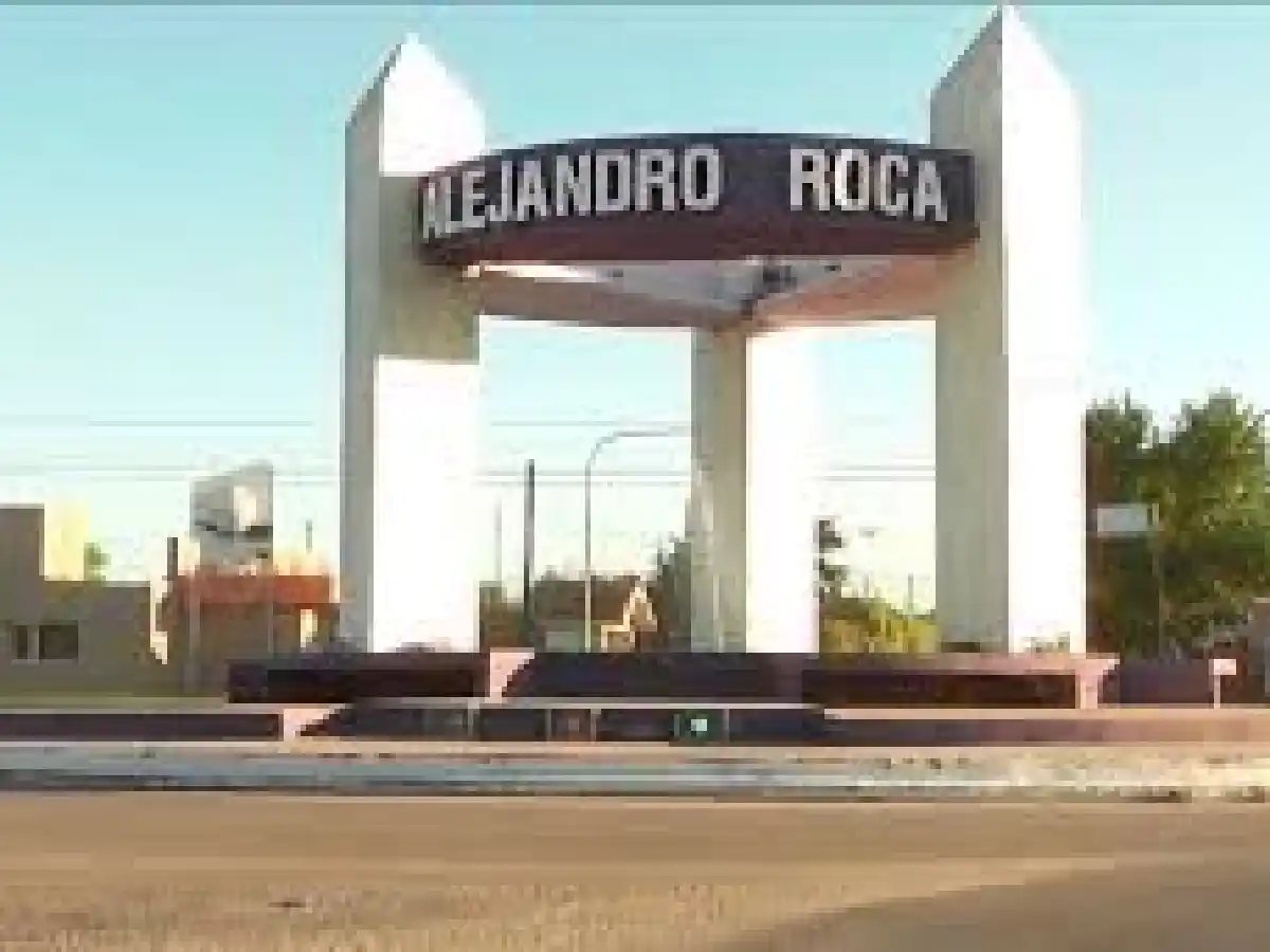 Con la policía, lo obligan a cumplir con la cuarentena