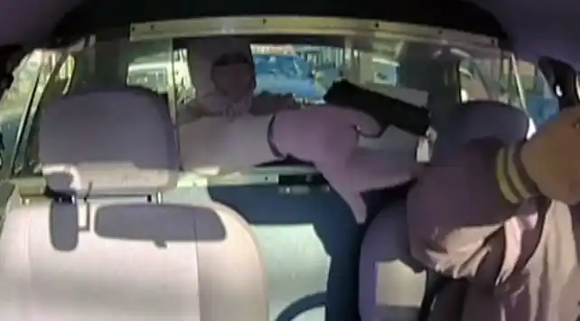 Video: asaltó a un taxista sin darse cuenta de lo que pasaba detrás