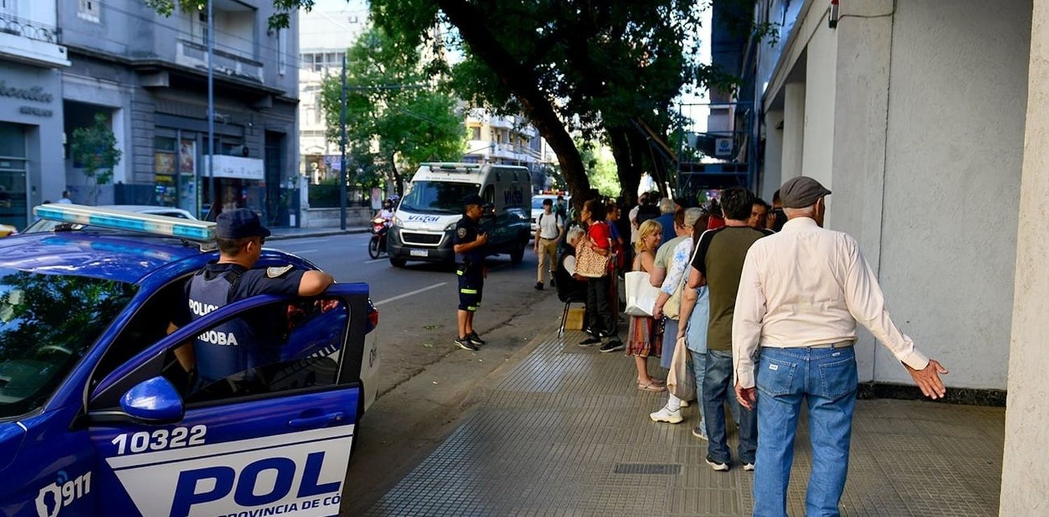 Un jubilado se roció con nafta y amenazó con prenderse fuego en una oficina de PAMI porque no le dan medicación