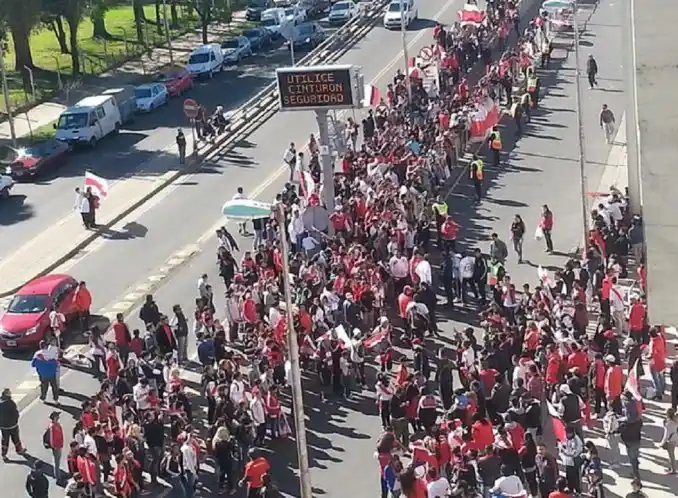 Los hinchas de River despidieron al plantel con un gran "banderazo"