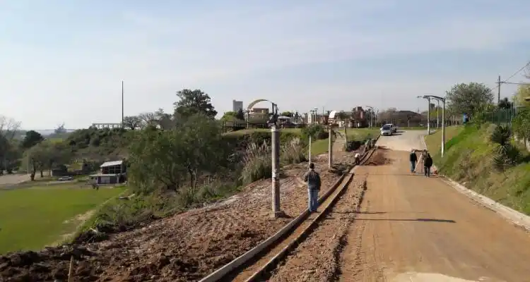 Pavimentan la Avenida del Centenario en el tramo que estaba hundido