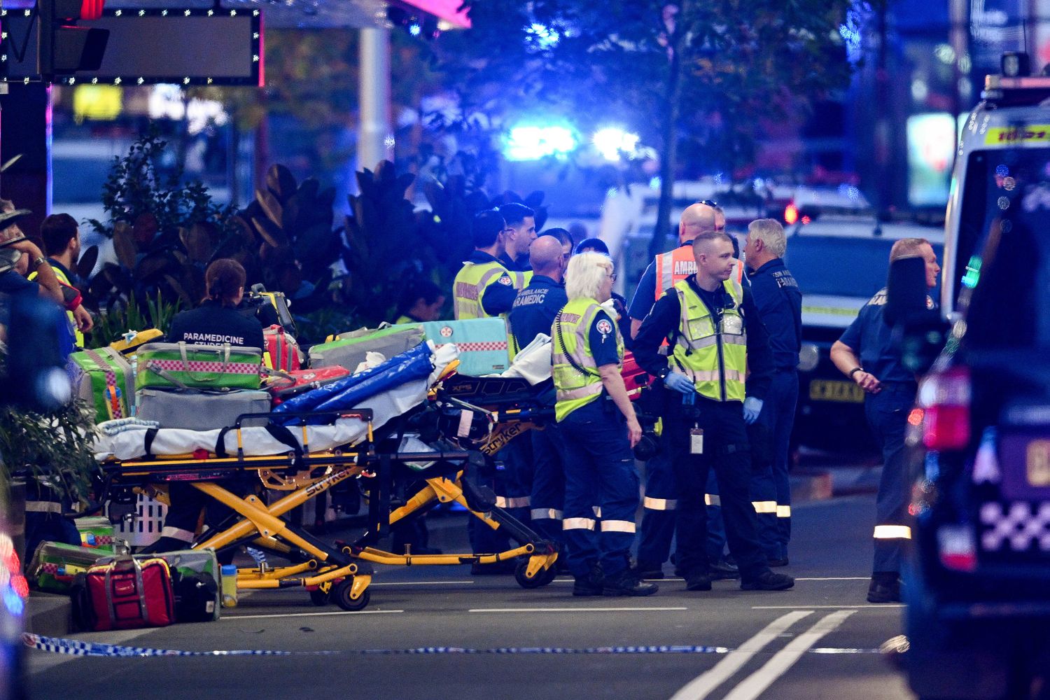 Trabajadores del servicio de emergencia llegaron rápidamente al centro comercial Westfield Bondi Junction, en Sydney.