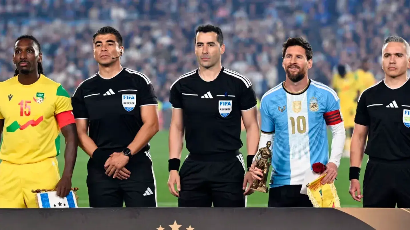 Qué le regalaron los jugadores de Benín a Messi antes de su último partido en la Selección argentina. (Foto: Reuters)