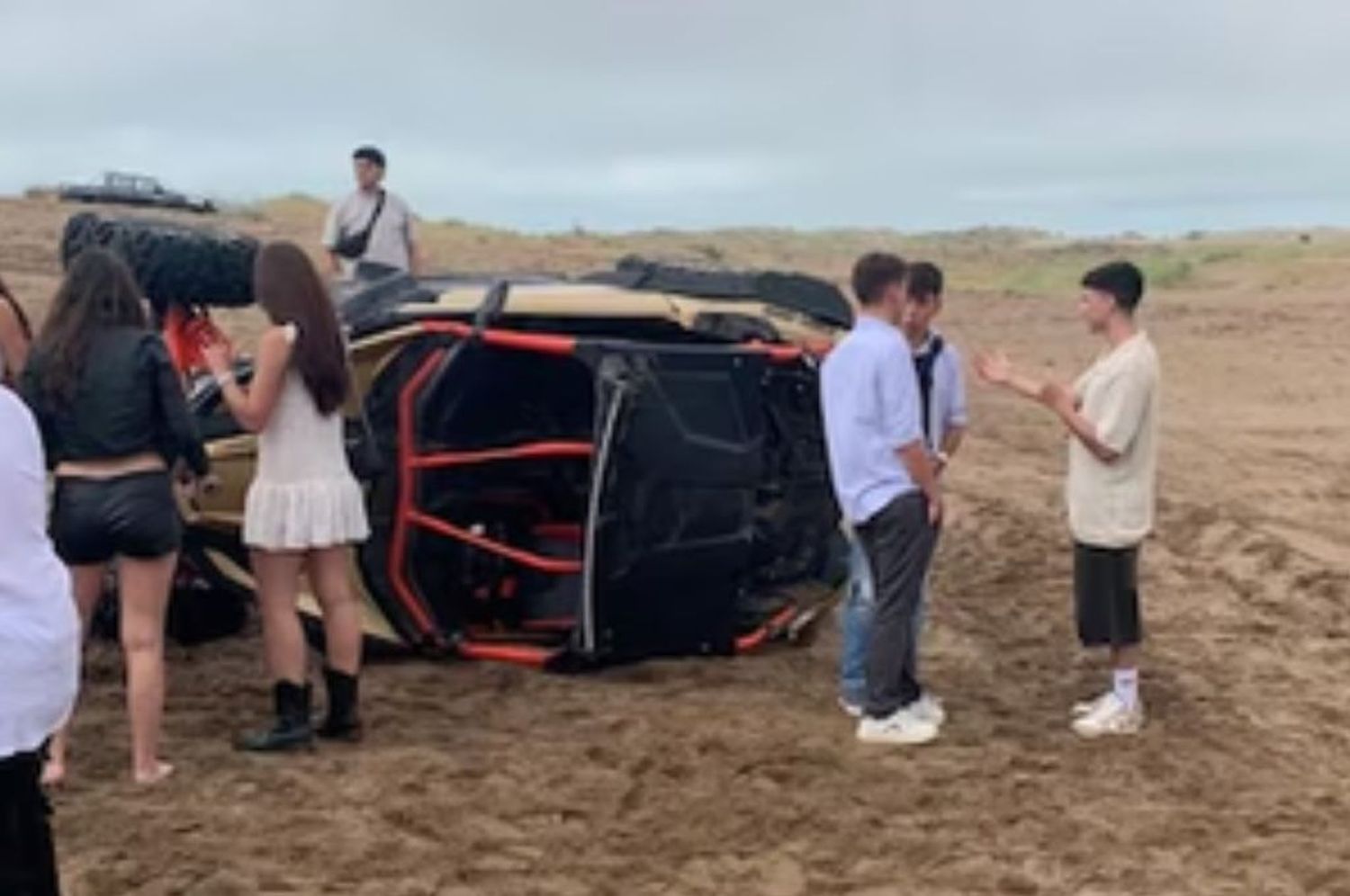 Atropelló a varios jóvenes en la playa