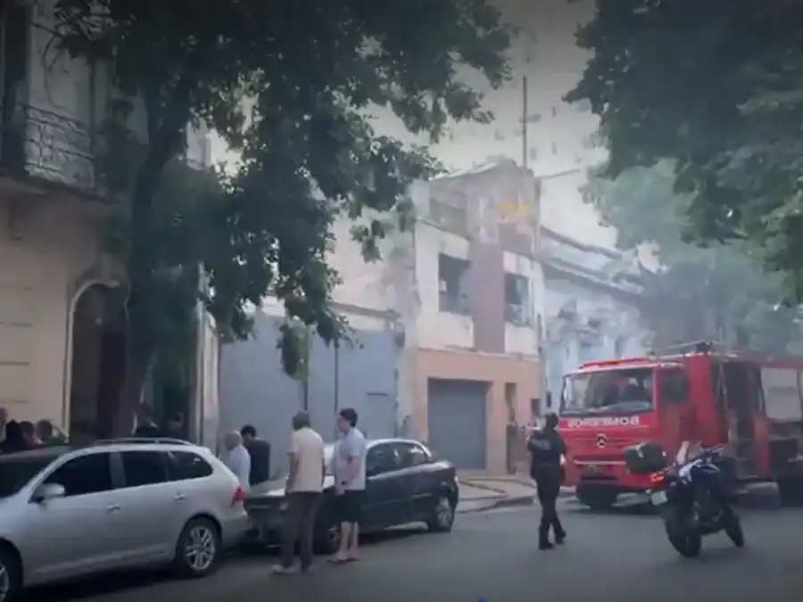 Incendio en un edificio de Buenos Aires: evacuaron a 70 personas y asistieron a tres vecinos