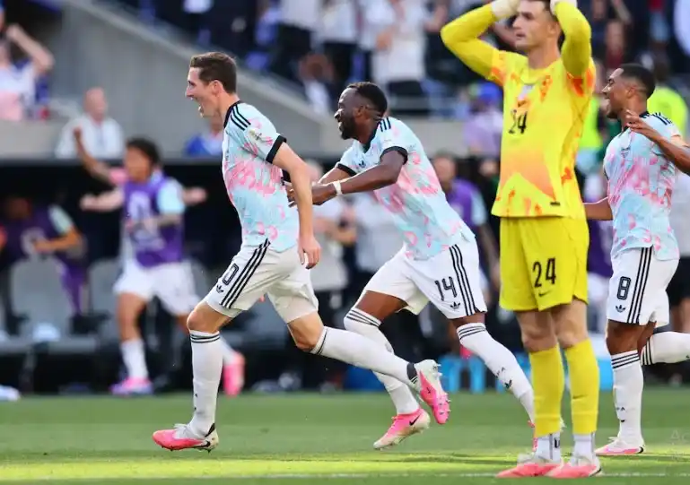 Adentro. Bélgica acaba de convertir su tercer gol y desata su fiesta ante el drama local (FOTO: INFOBAE)