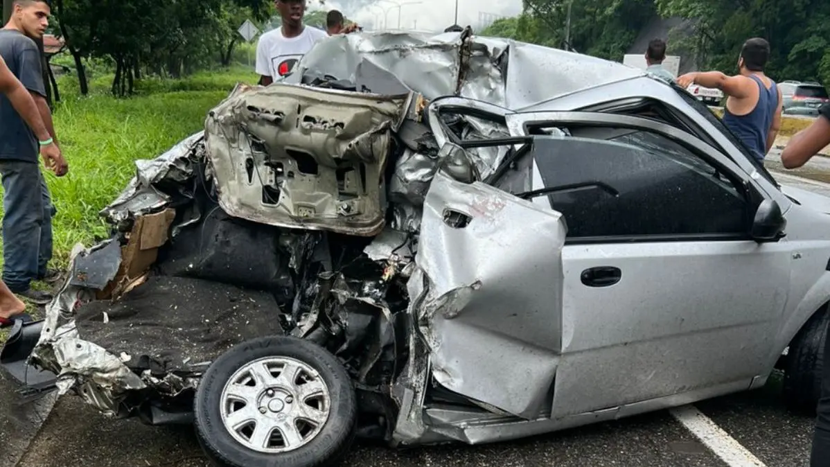 Gandola sin frenos embistió a varios carros antes de caer al río en autopista Caracas-Guarenas