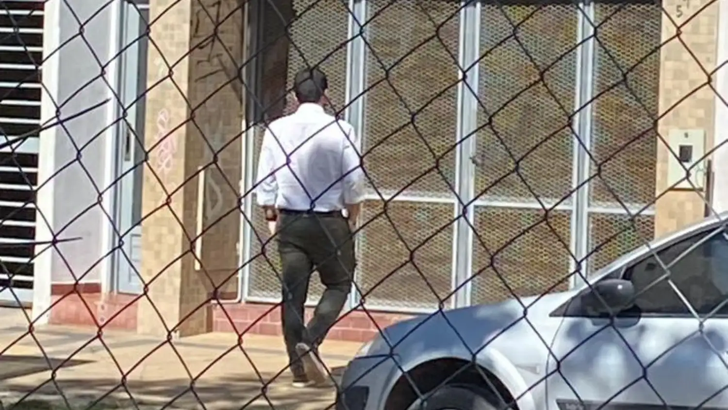 El intendente a pasos de ingresar a los tribunales ubicados en calle Chacabuco a metros de Castelli.