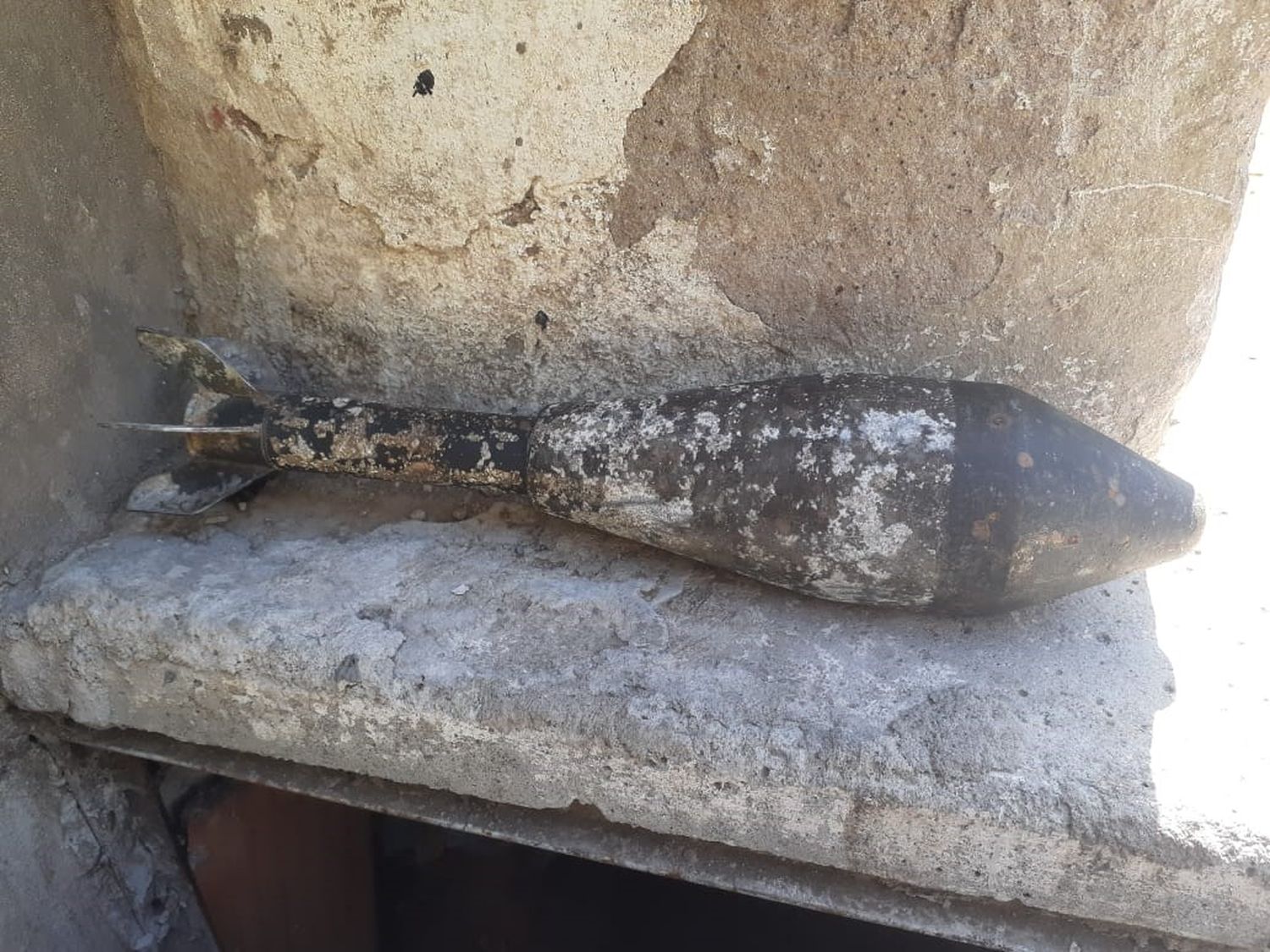 Hallaron un proyectil en un arroyo y generaron alarma en el barrio