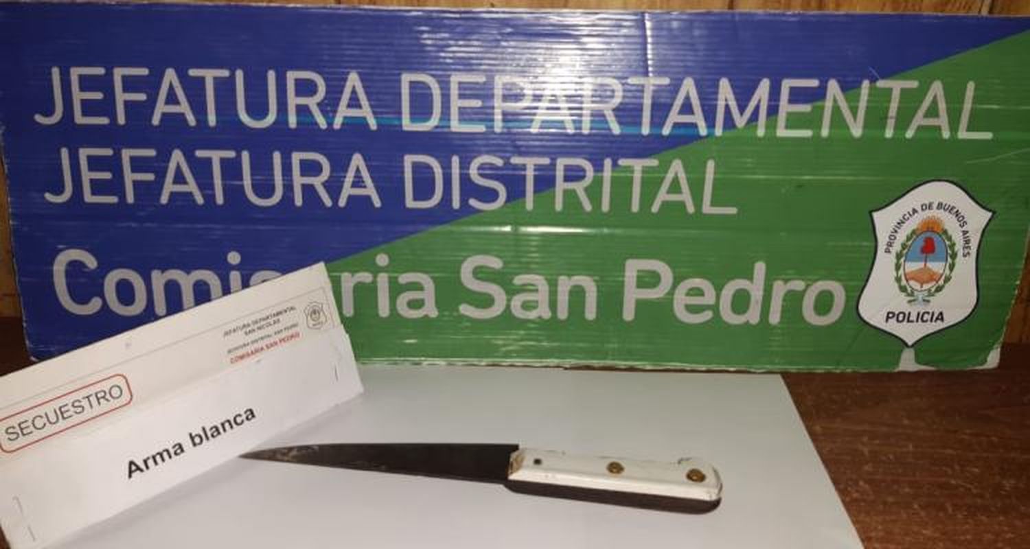 Con una cuchilla, un menor de edad intentó robar en un auto y lo capturaron infraganti