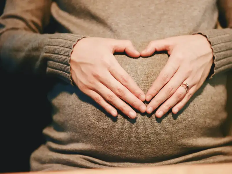 El cuerpo que gesta, el corazón que elige. La Declaración de Casablanca vuelve a poner en el centro el derecho del niño a conocer su origen.
