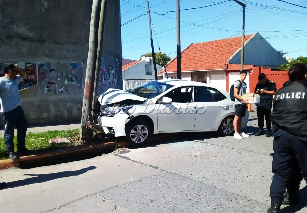 Se descompensó y chocó su auto contra un poste y una columna
