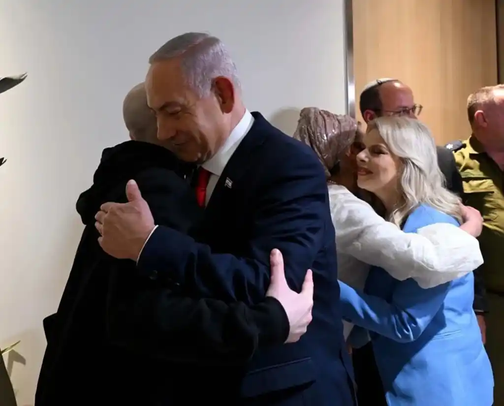 El primer ministro israelí  abraza a Eitan Mor, durante la visita que ha realizado junto a su esposa a los rehenes liberados. EFE