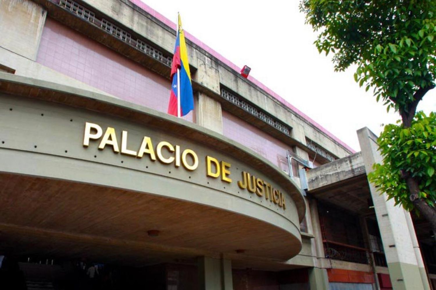 ¿CRISIS EN LAS INSTITUCIONES? Como baños de carretera están sanitarios en tribunales penales (+ fotos)