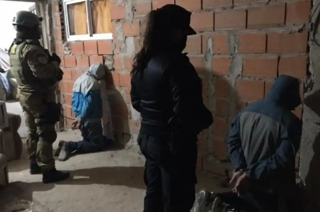 Detienen a tres personas y secuestran un arma con silenciador y droga