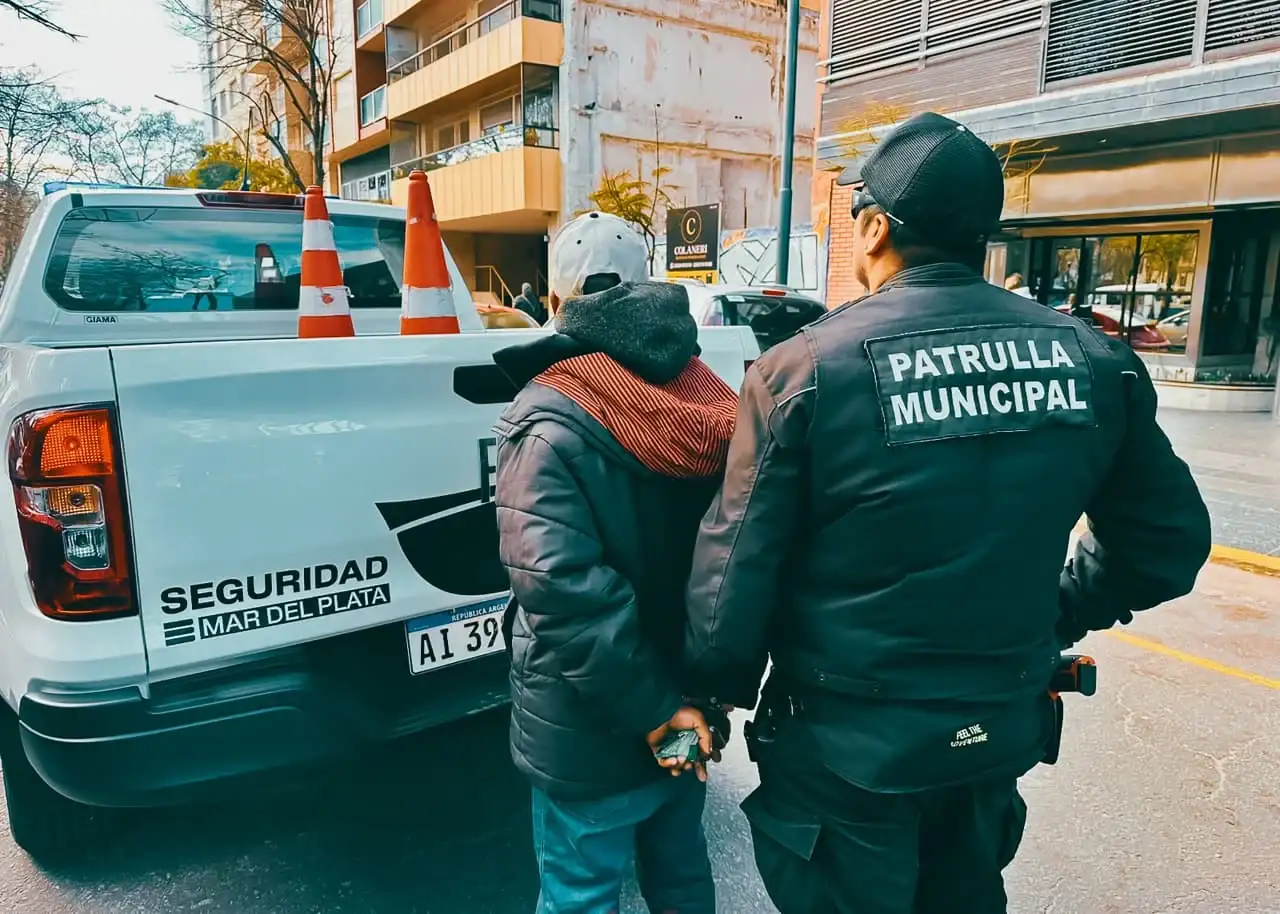Aprehendieron a un hombre tras atacar a agentes de la Patrulla Municipal en el centro