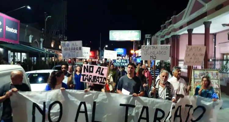 Siguen los “ruidazos” contra el aumento de tarifa