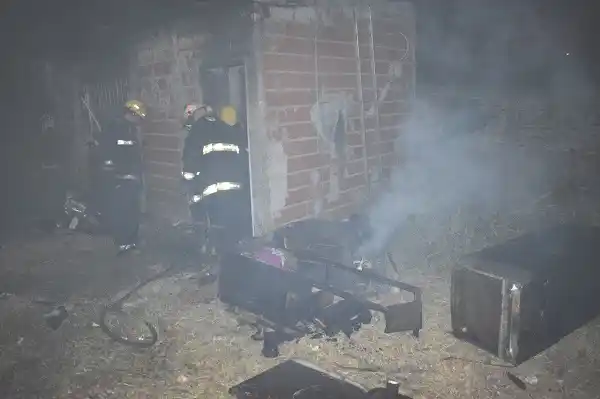 Fumaba en la cama y originó el incendio de su casa