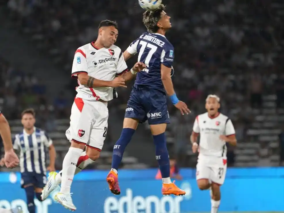 Con uno menos en cancha, Newell´s perdió por 2 a 1 ante Talleres por el comienzo del Torneo Apertura