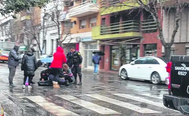 Una joven pelea por su vida tras ser arrollada por un micro