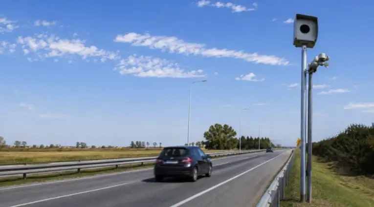 Los radares “punto a punto” miden la velocidad constante del vehículo entre dos tramos del camino.