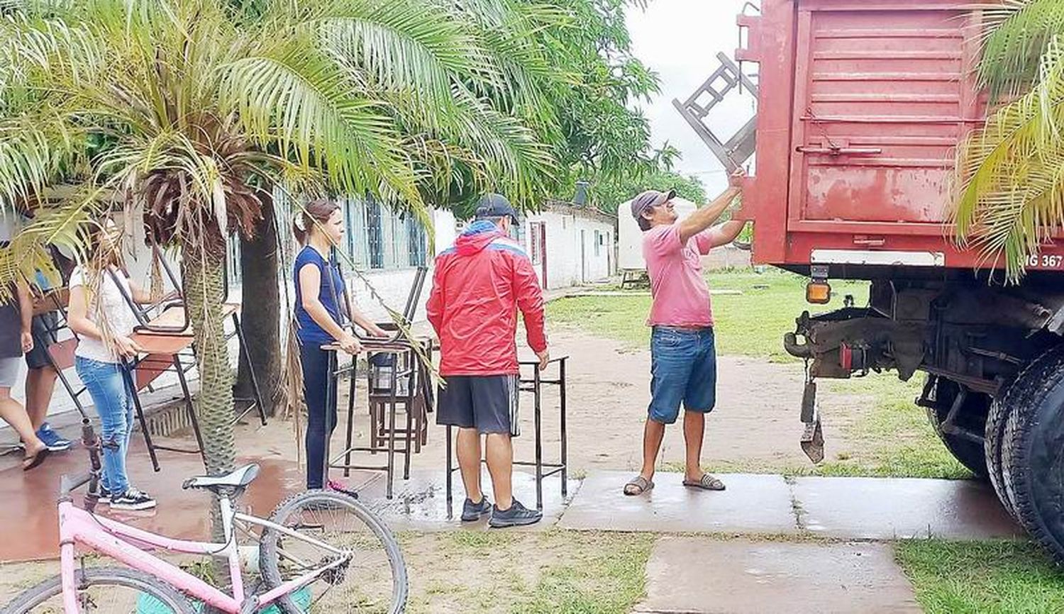 Ante crecida del río Pilcomayo la Escuela
de Frontera 11 empezó su evacuación