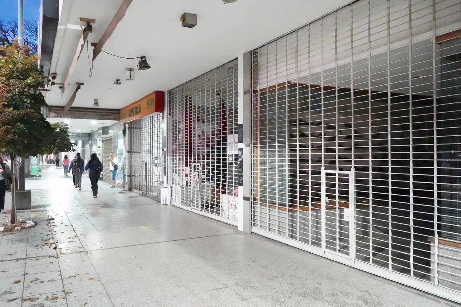 Comercios cerrados. Varios locales cortaron la actividad antes de lo habitual