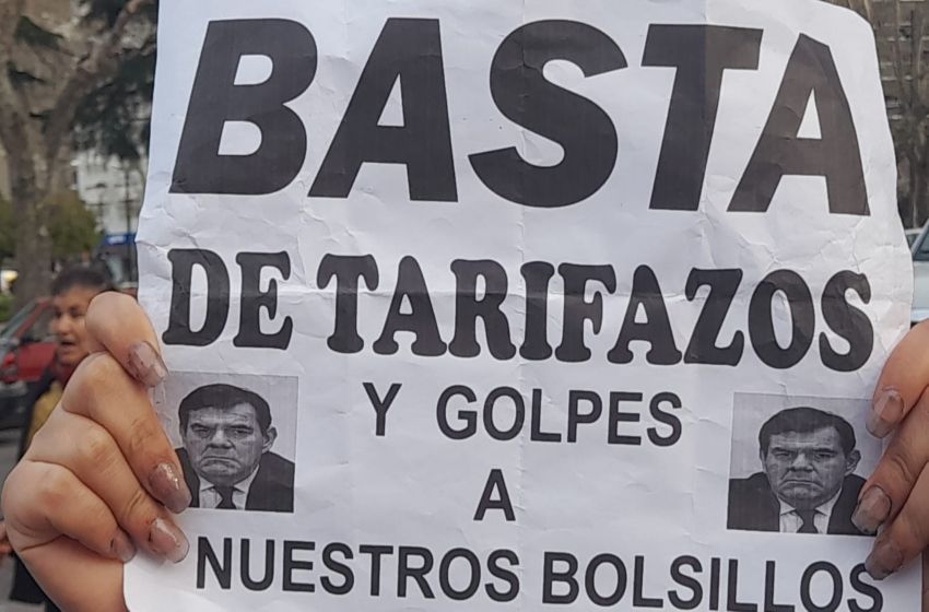 Aumento de boleto: organizaciones sociales realizaron una manifestación frente al Palacio Municipal
