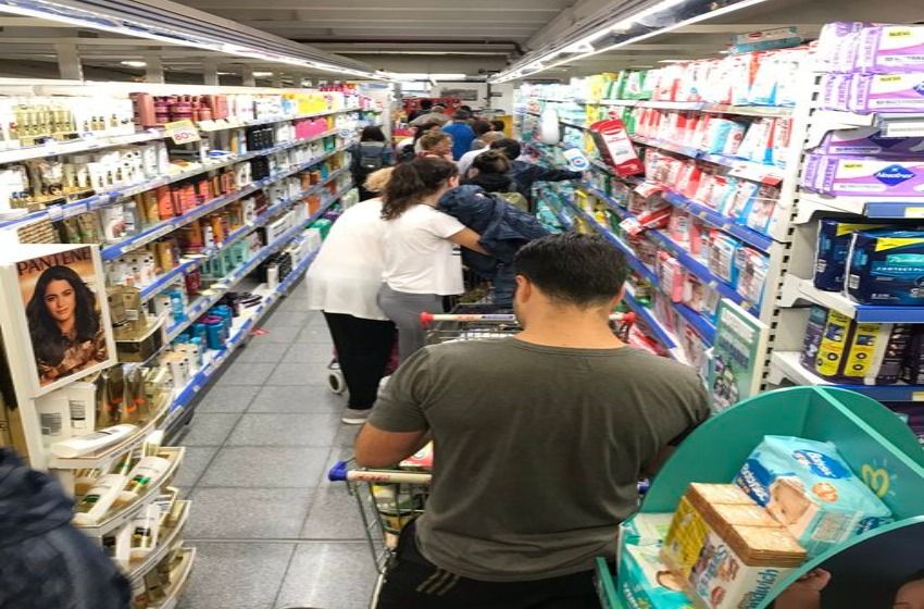 Grandes colas en los supermercados para abastecerse por el coronavirus
