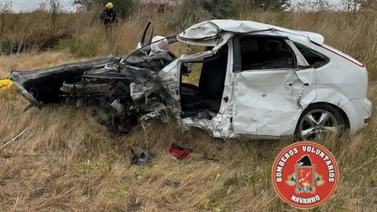 El auto en el que se desplazaba el hombre que asesinó a su pareja en Navarro. - Bomberos Navarro