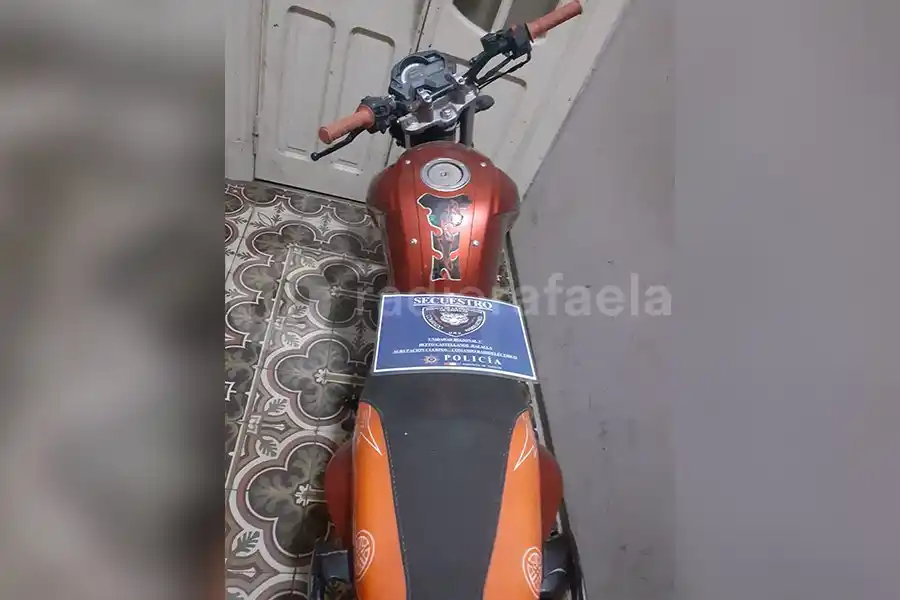 Abandonada: hallaron una moto estacionada en una vereda y la secuestraron