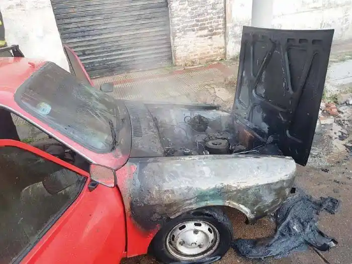 Quiso cambiar de gas a nafta y se le quemó el auto