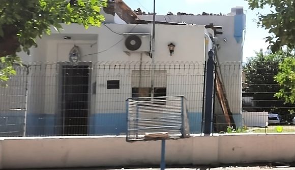 Río Tala: Cuatro policías lesionados por un motociclista y su familia