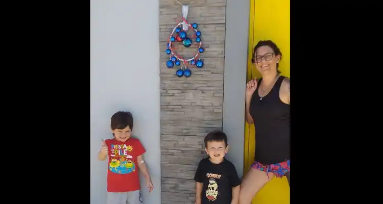 Familias sampedrinas de niños con autismo se suman a la campaña para colocar “algo azul” en la puerta estas fiestas