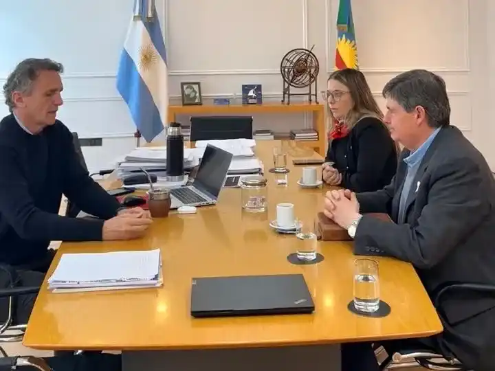 Reunión. El ministro se reunió con el intendente de San Cayetano