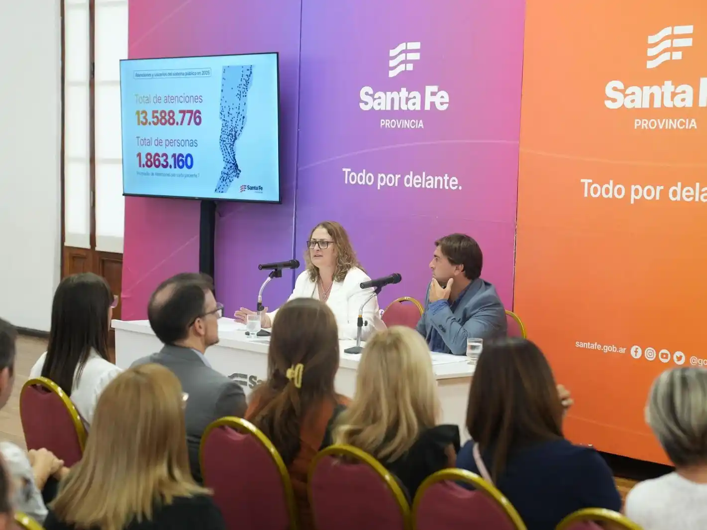 El gobierno sostiene la atención con compras centralizadas y mayor inversión.