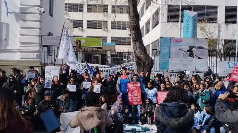 Kicillof bajo la lupa por la demora en el pase a planta de becarios de salud