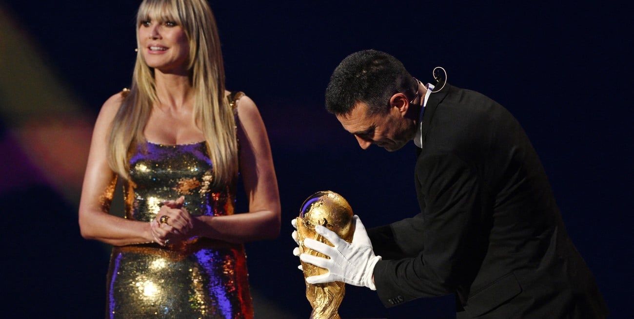 Lionel Scaloni ingresó al escenario portando la Copa del Mundo en Washington