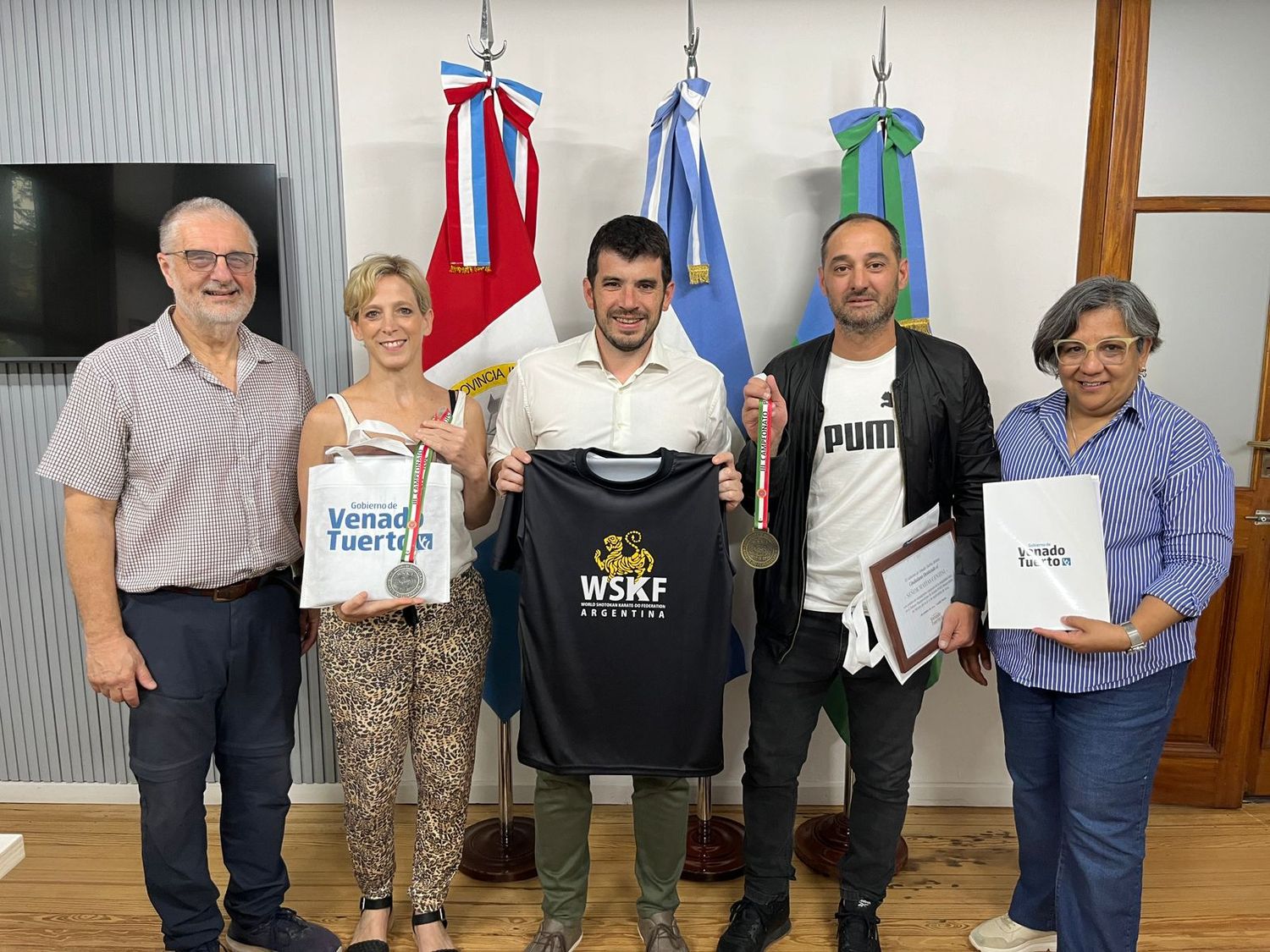 El intendente, junto a la secretaria de Desarrollo Cultural, recibió a la delegación.