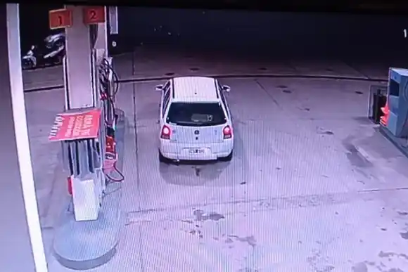 Pasó por la estación de servicio para cargar combustible, pero se olvidó de pagar