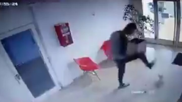 ¿Quién es el hombre que pateó al perrito y cómo su vida se vino abajo?