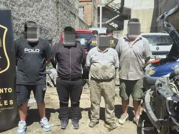 Como resultado del operativo, recuperaron varios autos con pedido de captura: algunos tenía las patentes adulteradas y otros la numeración suprimida.