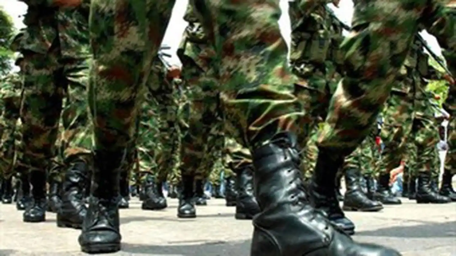 ¡TORTURA! Teniente obligó a soldados a comer cigarrillos y tragar vómito