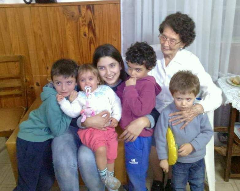 Florinda junto a algunos de sus bisnietos