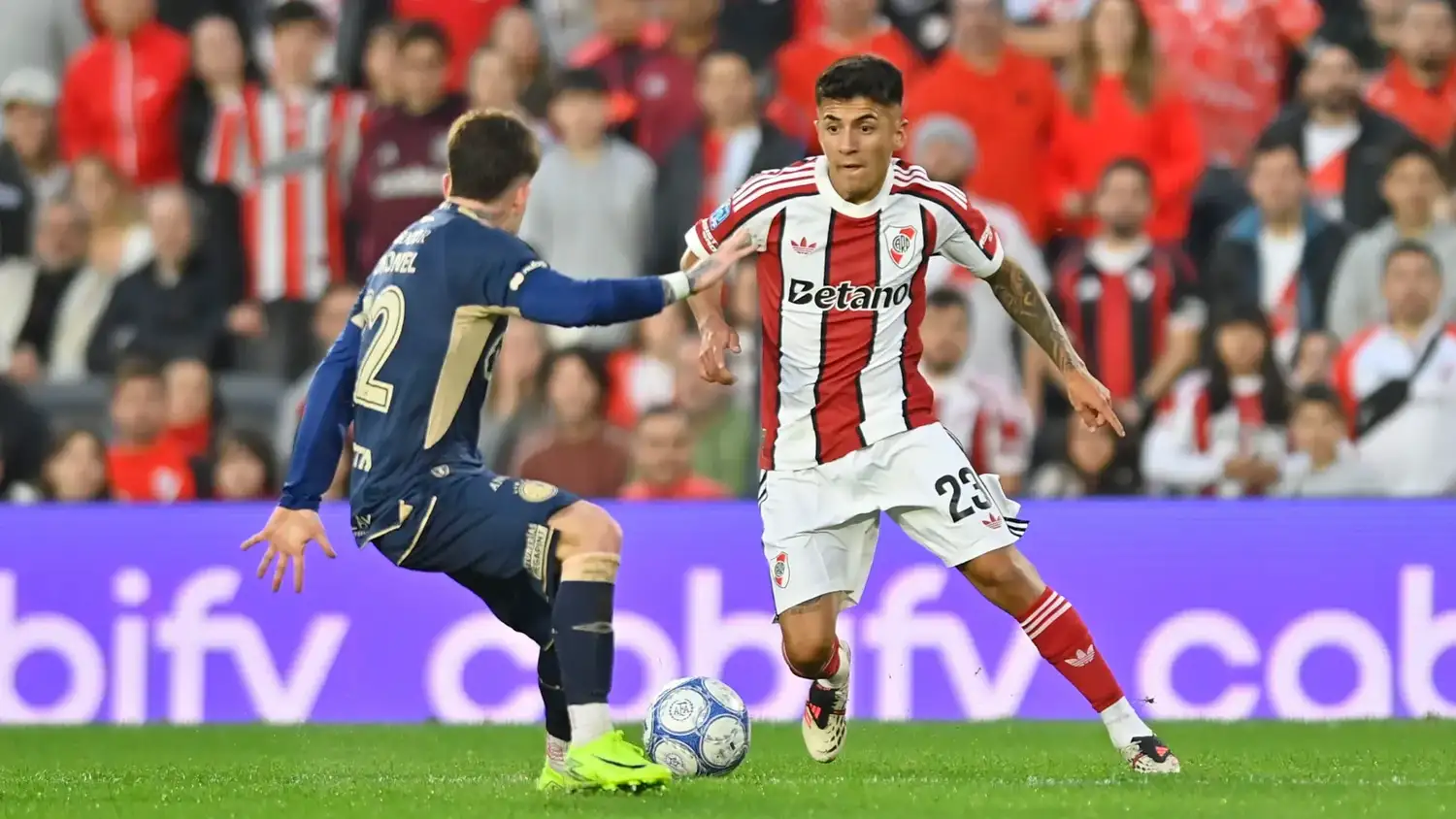 Thiago Almada intenta ser desequilibrante en River.
