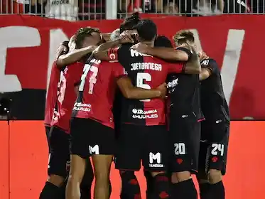 Newell’s frenó a Boca: victoria 2-0, penal errado de Cavani y otra lesión de Herrera
