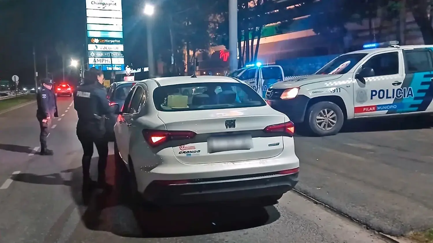 Agentes policiales y de Guardia Urbana de Pilar realizan controles a automovilistas.