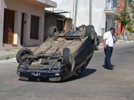 Se durmió mientras manejaba y volcó su auto en pleno centro
