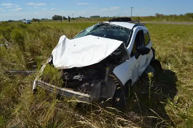 Se les reventó un neumático y volcaron en la Ruta 136