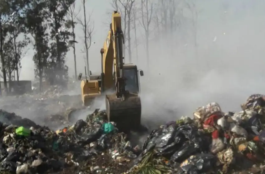 Se complica la descarga de residuos por incendios en el basural